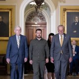 Volodymyr Zelensky a été reçu par le chef de la majorité démocrate du Sénat Chuck Summer (à droite) et celui de la minorité républicaine Mitch McConnell (à gauche).